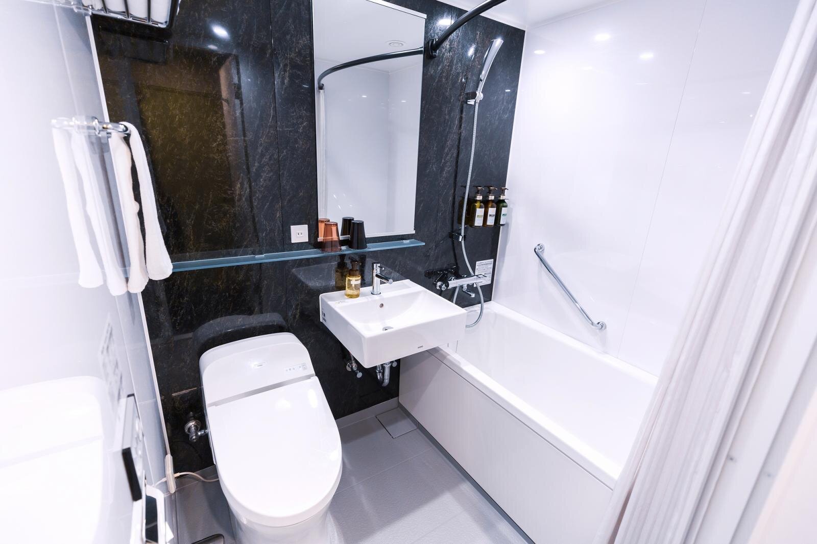 8周年記念イベントが ワンルームマンション ホテルなどに 高級感ある浴槽 洗面器 便器付の3点式ユニットバスルーム シャワートイレ付 送料無料 